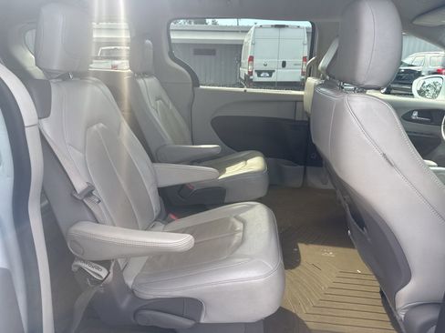 Used 2020 Chrysler Pacifica Touring-L FWD image 9
