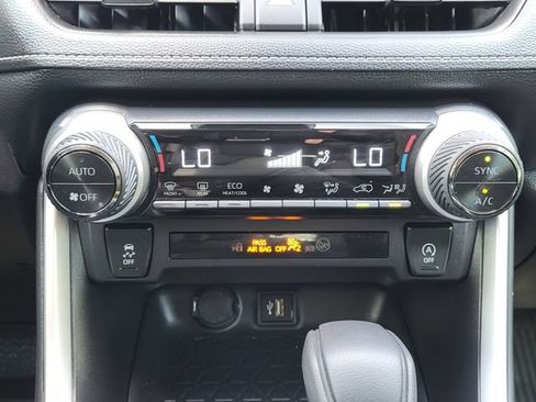 Used 2025 Toyota RAV4 XLE AWD/4WD image 18