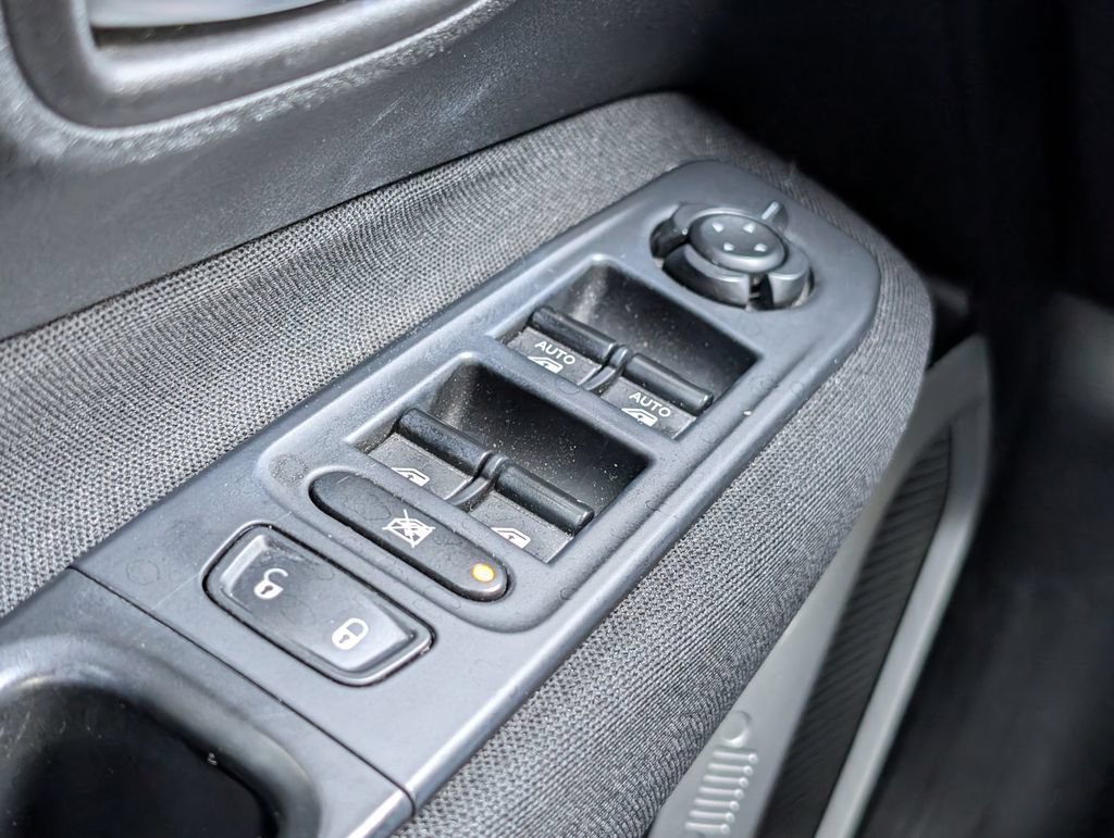Used 2018 Jeep Renegade Latitude FWD image 14