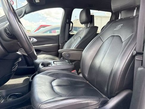 Used 2021 Chrysler Pacifica Touring-L w/ Uconnect Theater Family Group FWD image 9