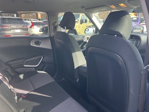 Used 2022 Kia Soul LX image 19
