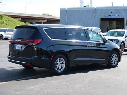Used 2023 Chrysler Pacifica Touring-L FWD image 4