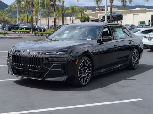 New 2026 BMW 750e xDrive w/ Premium Package image 5