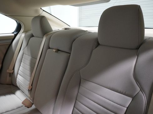 Used 2018 Ford Taurus SE image 11