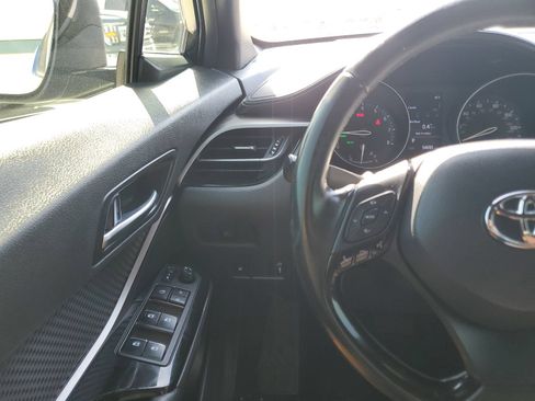 Used 2019 Toyota C-HR XLE FWD image 17