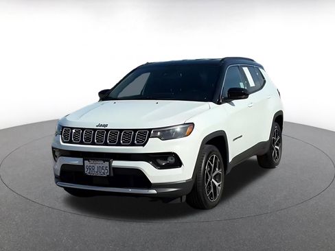 Used 2025 Jeep Compass Limited image 7