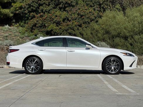 Certified 2025 Lexus ES 300h w/ Premium Package image 10