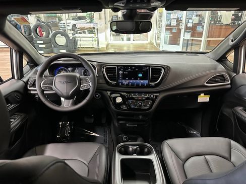New 2026 Chrysler Pacifica Select image 12