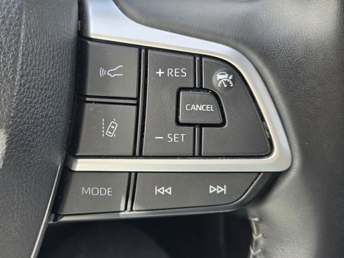 Used 2025 Toyota Highlander LE FWD image 23