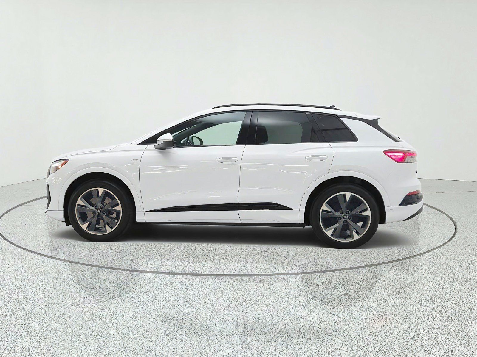 Used 2024 Audi Q4 e-tron Premium Plus w/ Premium Plus AWD/4WD image 8