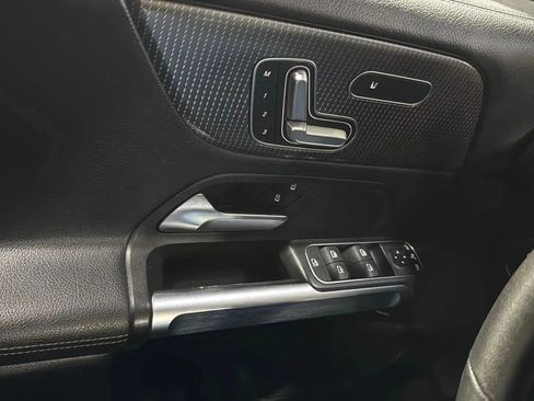 Used 2021 Mercedes-Benz GLB 250 4MATIC image 21