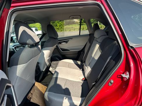 Used 2025 Toyota RAV4 XLE AWD/4WD image 12
