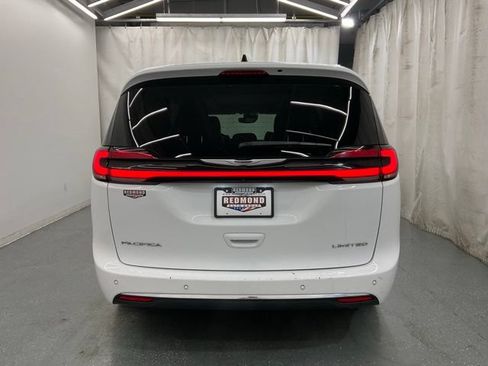 Used 2023 Chrysler Pacifica Limited FWD image 6