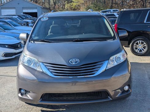Used 2017 Toyota Sienna XLE Premium image 2