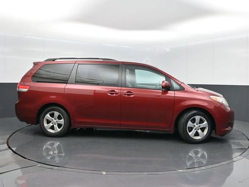 Used 2012 Toyota Sienna LE w/ Towing Pkg image 8