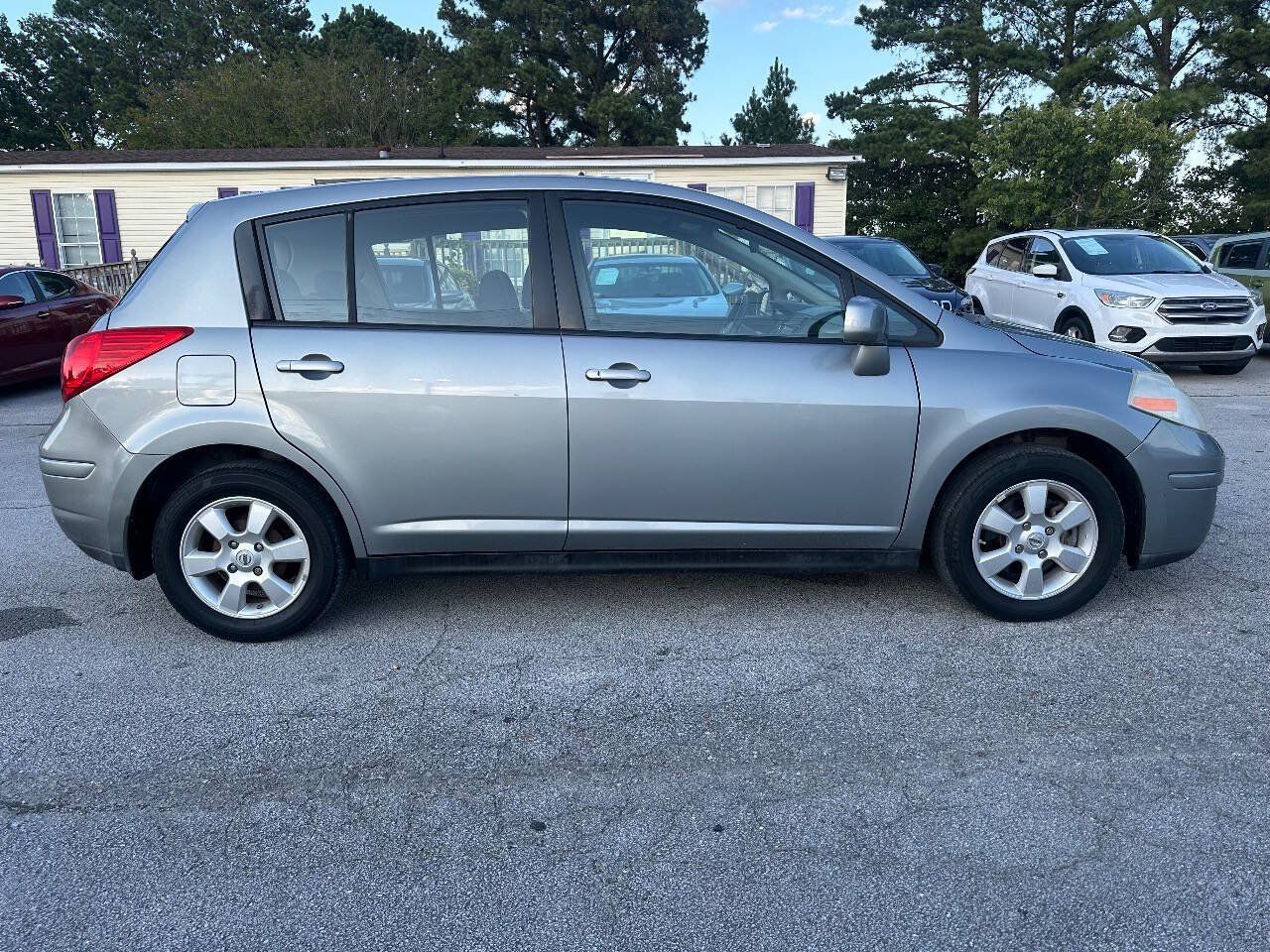 Used 2009 Nissan Versa Hatchback w/ Convenience Pkg FWD image 5