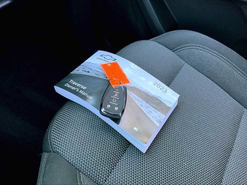 Used 2023 Chevrolet Traverse LT image 14