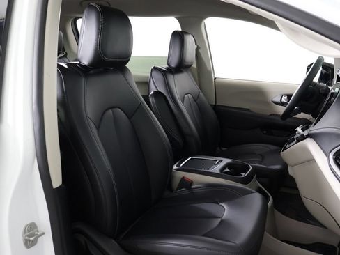 Used 2024 Chrysler Pacifica Limited FWD image 29