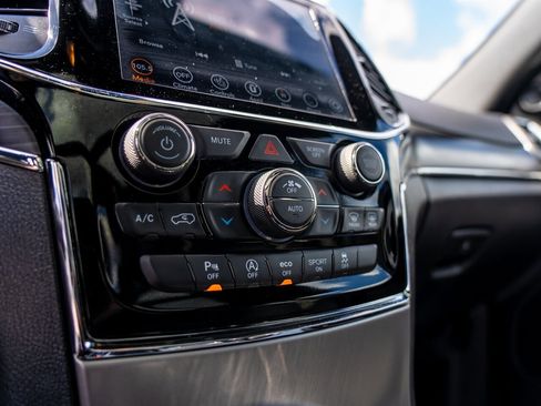 Used 2020 Jeep Grand Cherokee Limited w/ Luxury Group II image 33