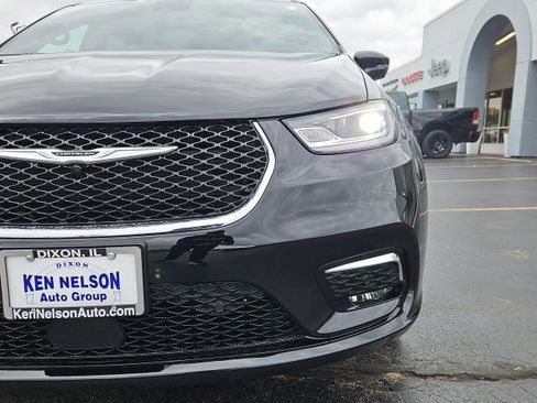 New 2026 Chrysler Pacifica Select image 3