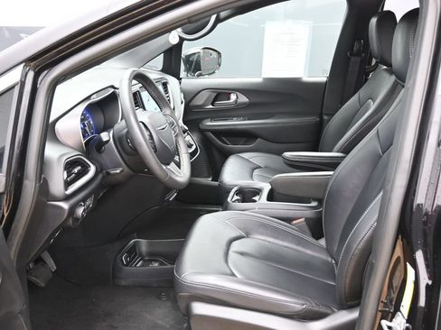 Used 2025 Chrysler Pacifica Select FWD image 18
