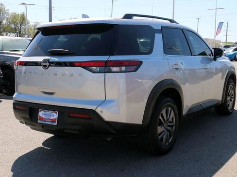 Used 2025 Nissan Pathfinder SV FWD image 5
