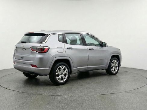 Used 2025 Jeep Compass Latitude image 9