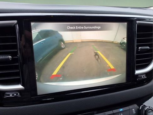 Used 2024 Chrysler Pacifica Touring-L FWD image 9