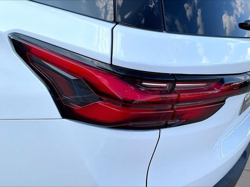 Used 2023 Chevrolet Traverse LT FWD image 28