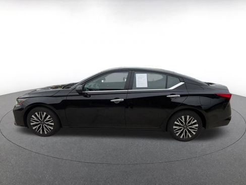 Used 2025 Nissan Altima 2.5 SV FWD image 9