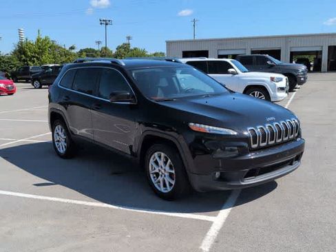 Used 2016 Jeep Cherokee Latitude FWD image 2