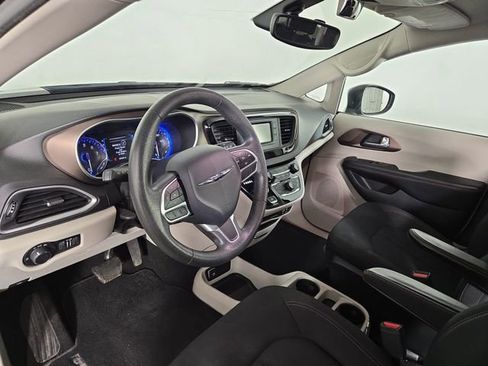 Used 2017 Chrysler Pacifica LX FWD image 14