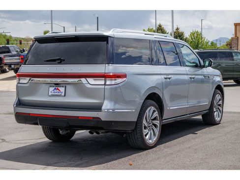 Used 2024 Lincoln Navigator L 4WD image 3