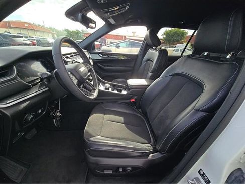 Used 2023 Jeep Grand Cherokee Altitude RWD image 8