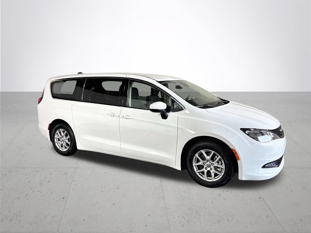 Used 2023 Chrysler Voyager LX FWD image 4