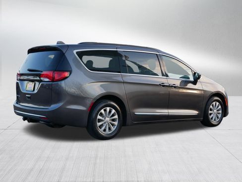 Used 2017 Chrysler Pacifica Touring-L image 7