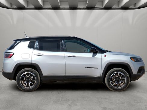 Used 2024 Jeep Compass Trailhawk image 5