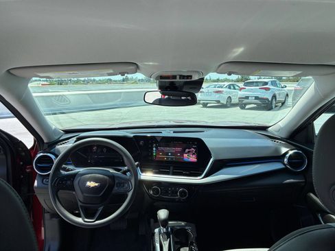 Used 2025 Chevrolet Trax LT FWD image 32