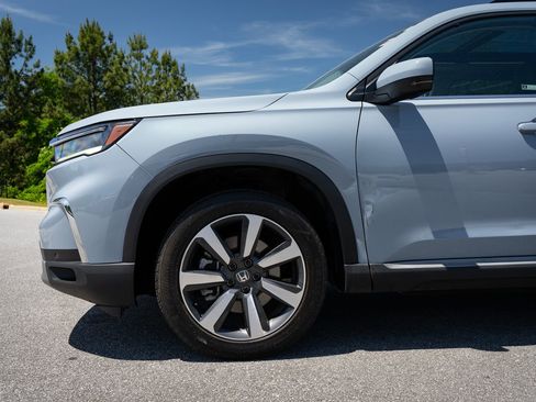 Used 2024 Honda Pilot Touring image 4