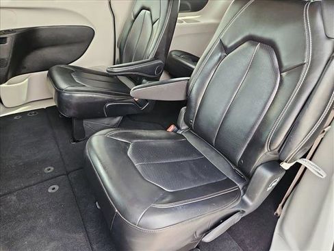 Used 2024 Chrysler Pacifica Touring-L image 17