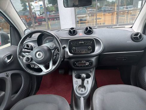 Used 2016 smart fortwo passion RWD image 10
