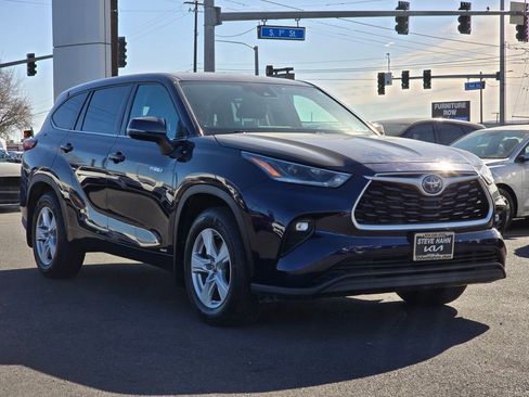 Used 2021 Toyota Highlander LE image 7