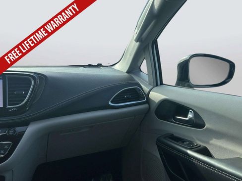 Used 2024 Chrysler Pacifica Limited FWD image 20