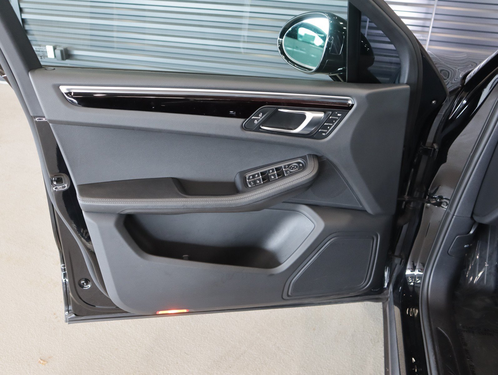 Certified 2023 Porsche Macan AWD/4WD image 24
