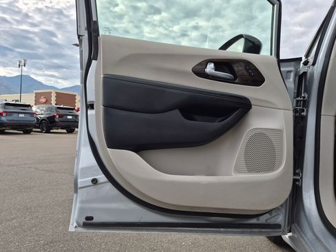 Used 2024 Chrysler Pacifica Limited FWD image 15