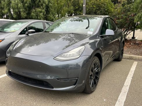 Used 2022 Tesla Model Y Long Range AWD/4WD image 2