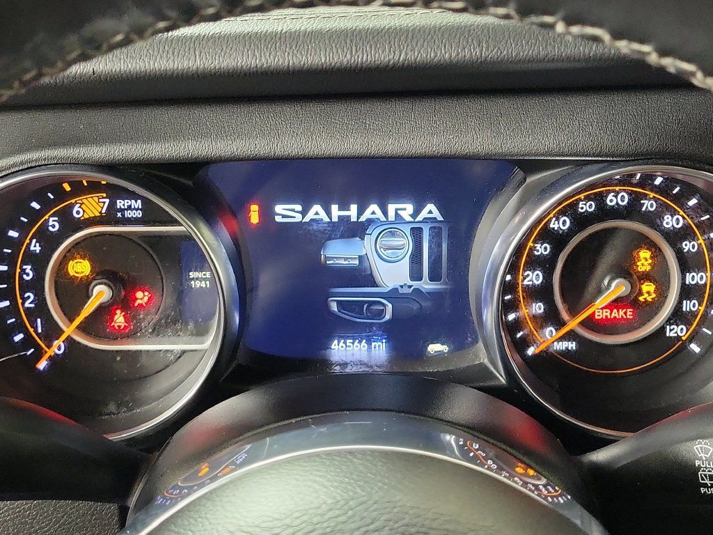 Used 2022 Jeep Wrangler Unlimited Sahara w/ LED Lighting Group AWD/4WD image 17