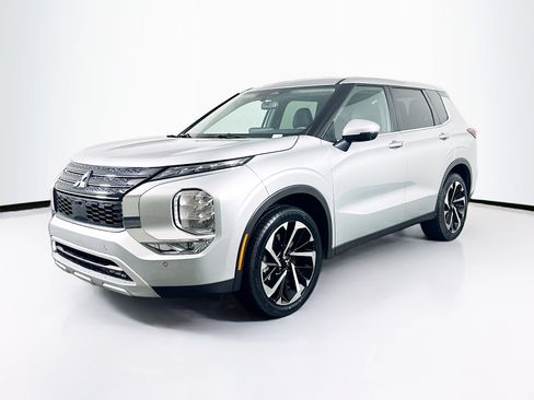 Used 2024 Mitsubishi Outlander SE Black Edition image 3