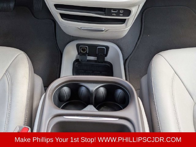 Used 2017 Chrysler Pacifica Touring-L FWD image 18