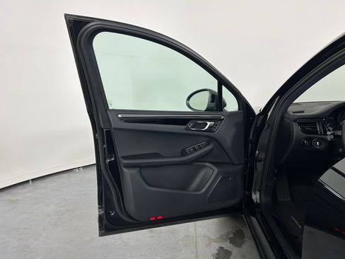 Certified 2025 Porsche Macan AWD/4WD image 14
